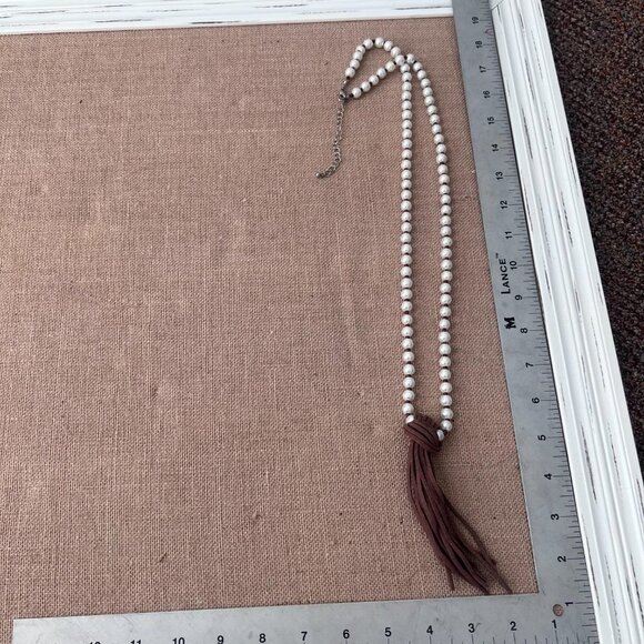 Faux pearl and leather suede knot tassel long lanyard necklace - Picture 4 of 4